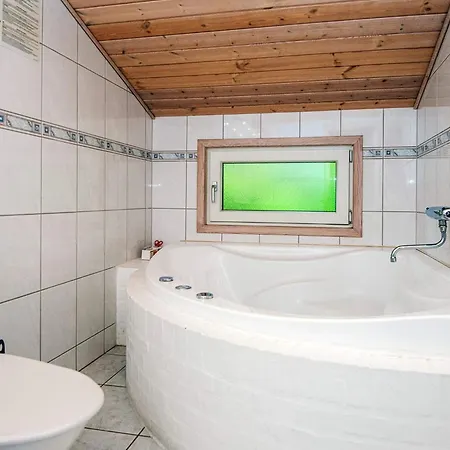 Holiday home 6 Person Holiday Home In Henne